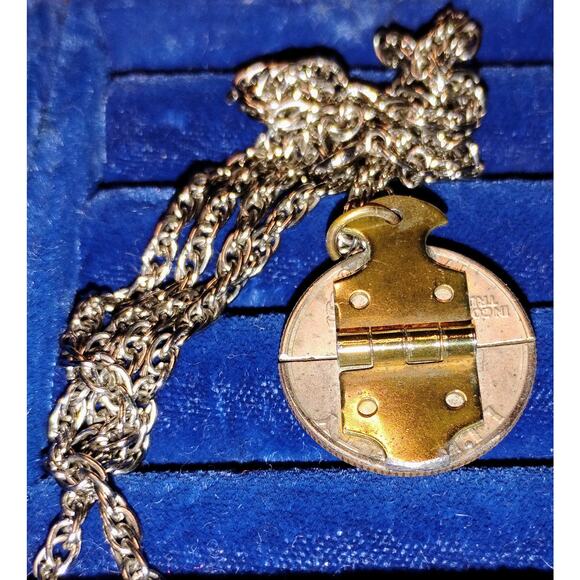 Unique Vtg Bicentennial Quarter Locket Necklace Hinged Coin Pendant 1776-1976 - Picture 2 of 5